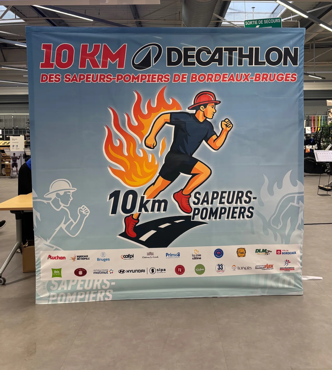 Le mur d'images du 10 km, couvert des logos de tous les partenaires